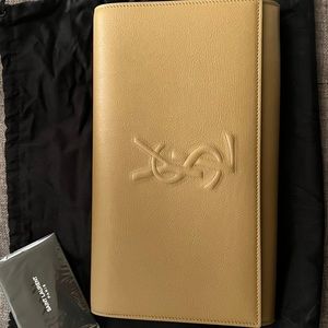 Authentic YSL Belle de Jour Clutch Authentic Nude color
Comes with dustbag